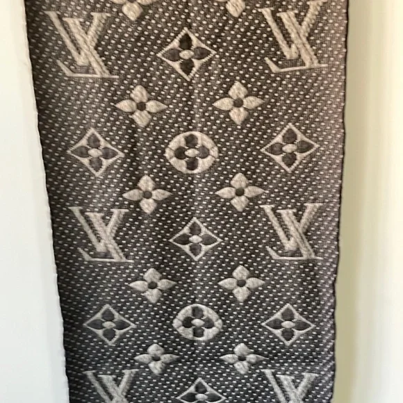 🛍️🛍️HOST PICK🛍️🛍️Stunning Louis Vuitton wool and silk scarf - Picture 4 of 5
